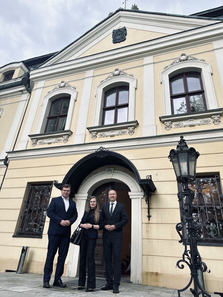 Monika Szeja z Polskiego Instytutu Kompetencji Przyszłości z Tomaszem Olszewskim, Przewodniczącym Rady Miasta Tarnowskie Góry, i Wiceburmistrzem Tarnowskich Gór przed wejściem do Pałacu w Rybnej. Poranek Biznesowy – Rozwijamy się razem!, 22 maja 2026.