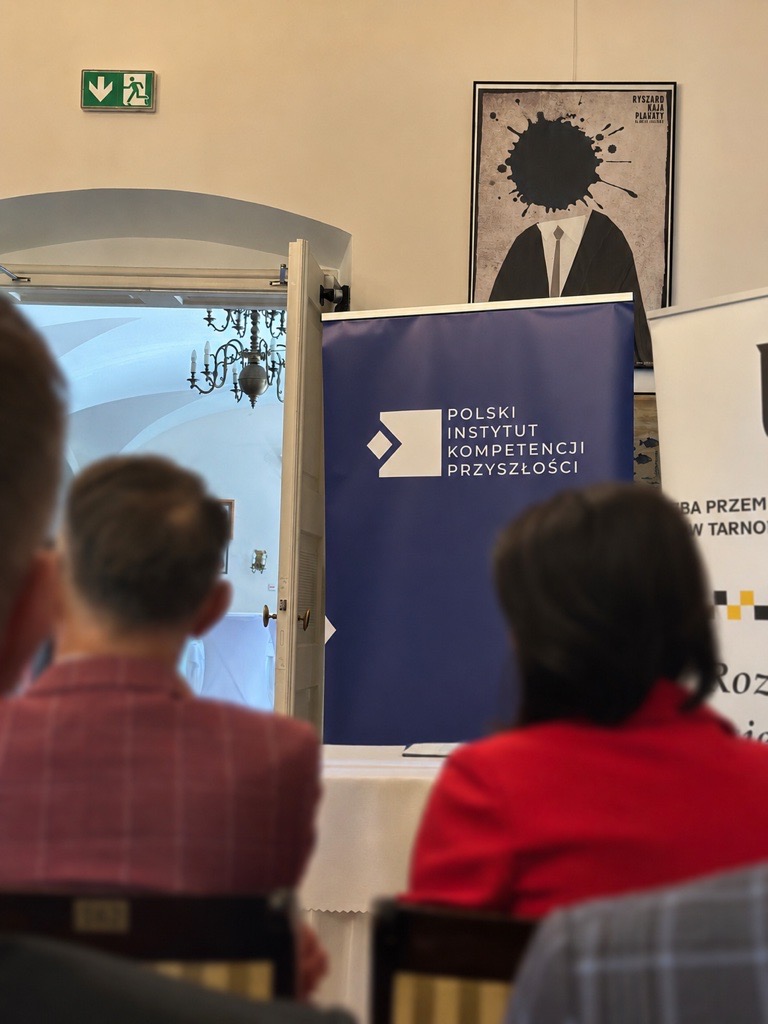 Uczestnicy Poranku Biznesowego w Pałacu w Rybnej. W tle rollup Polskiego Instytutu Kompetencji Przyszłości, 22 maja 2026.